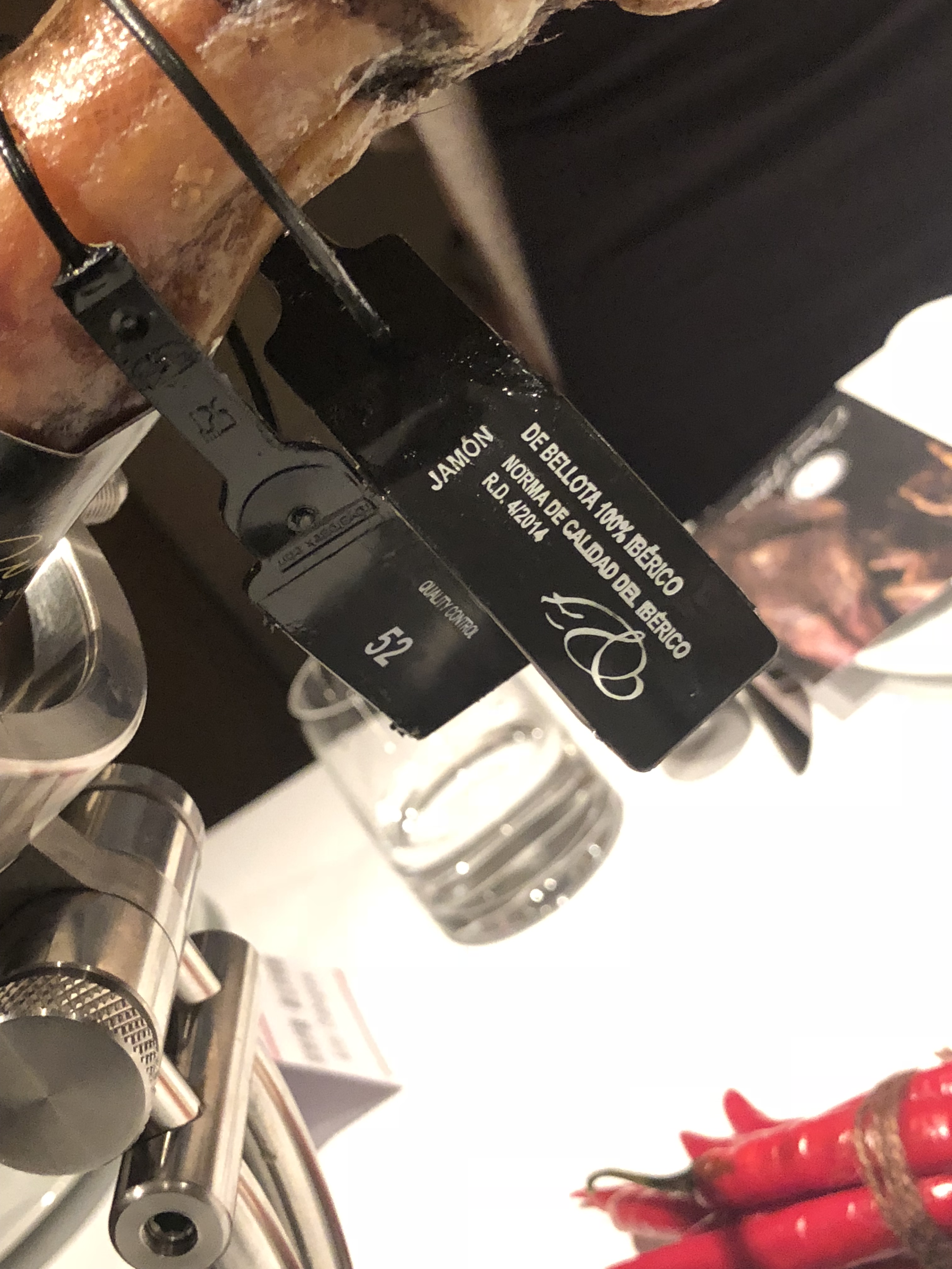 Tag describing the 100% Iberico ham