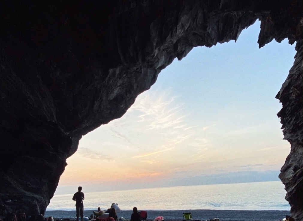 Camping in secret Yilan beach caves and waterfall&nbsp;神秘海滩